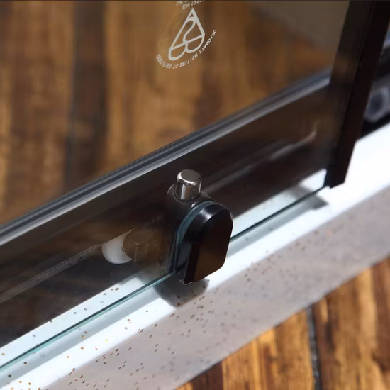 Cuarto de ducha usado cuadrado, puerta de ducha de vidrio, artículos sanitarios, recinto de ducha de baño